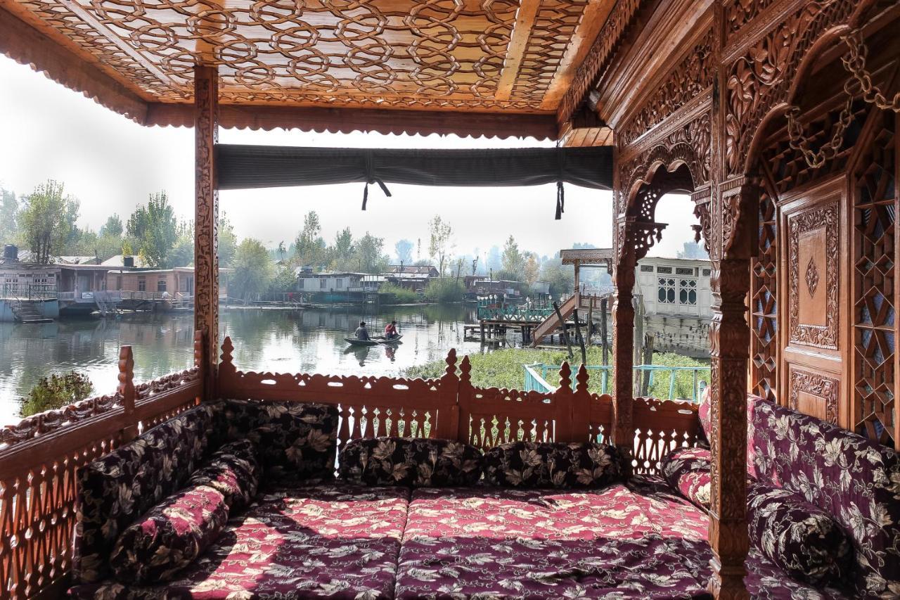 Omar Khayam Houseboat Retreat Bed & Breakfast Srinagar  Exterior photo