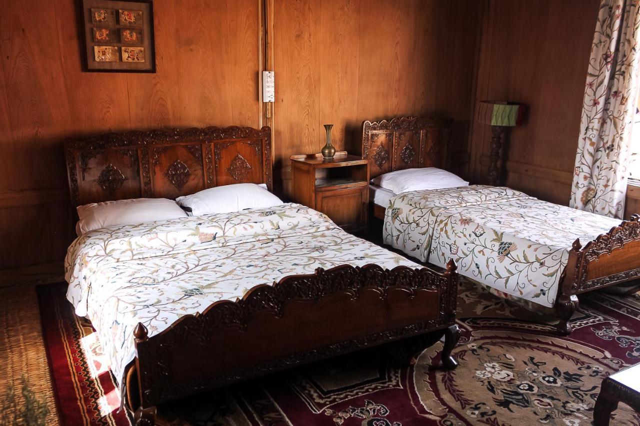 Omar Khayam Houseboat Retreat Bed & Breakfast Srinagar  Exterior photo