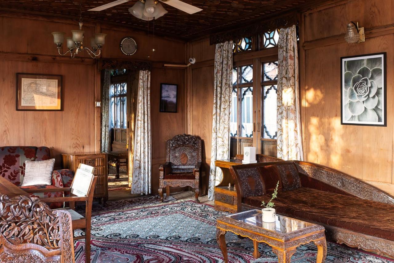 Omar Khayam Houseboat Retreat Bed & Breakfast Srinagar  Exterior photo