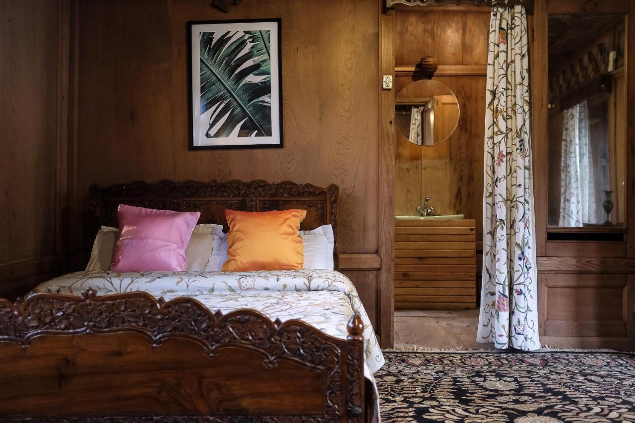 Omar Khayam Houseboat Retreat Bed & Breakfast Srinagar  Exterior photo