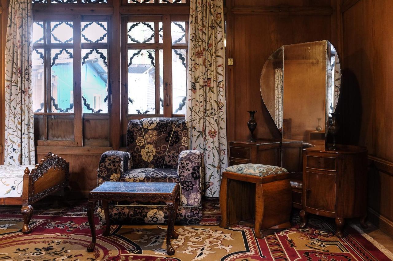 Omar Khayam Houseboat Retreat Bed & Breakfast Srinagar  Exterior photo