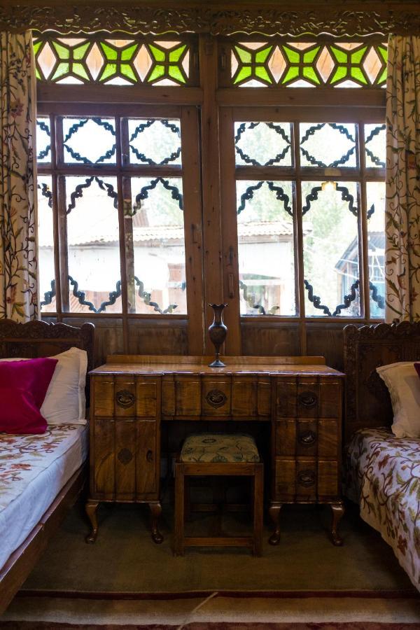 Omar Khayam Houseboat Retreat Bed & Breakfast Srinagar  Exterior photo