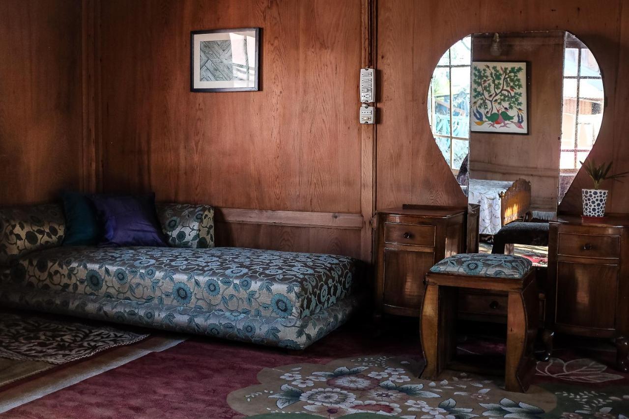 Omar Khayam Houseboat Retreat Bed & Breakfast Srinagar  Exterior photo